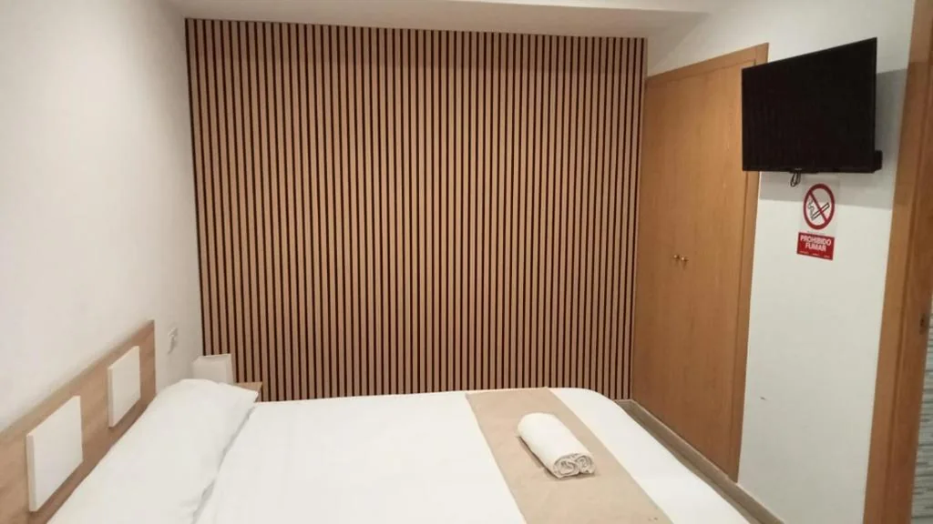 Habitación Individual con baño privado — Pensión Portugal