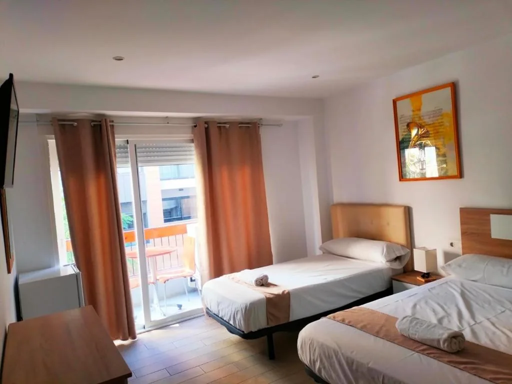 Habitación Triple con baño compartido — Pensión Portugal