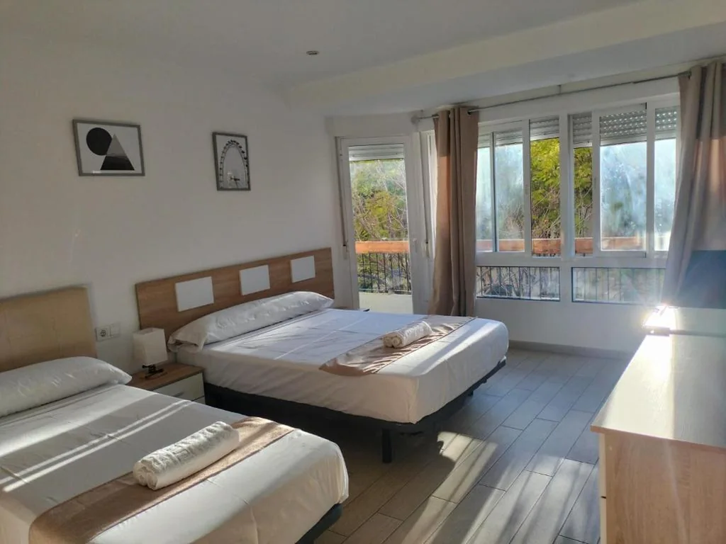 Habitación Triple con baño privado — Pensión Portugal