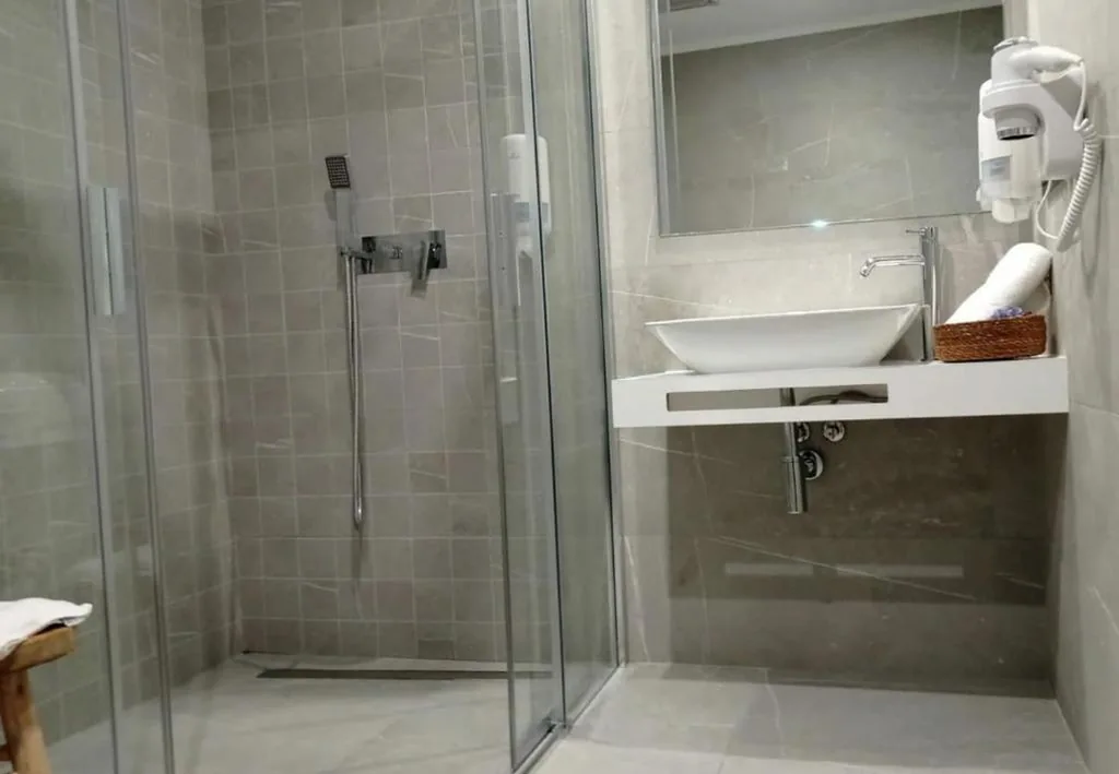 Chambre individuelle adaptée aux personnes à mobilité réduite — Pensión Praza das Coles
