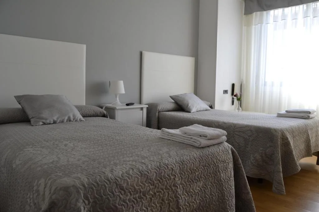 Quarto Duplo com casa de banho - 2 camas — Pensión Rama