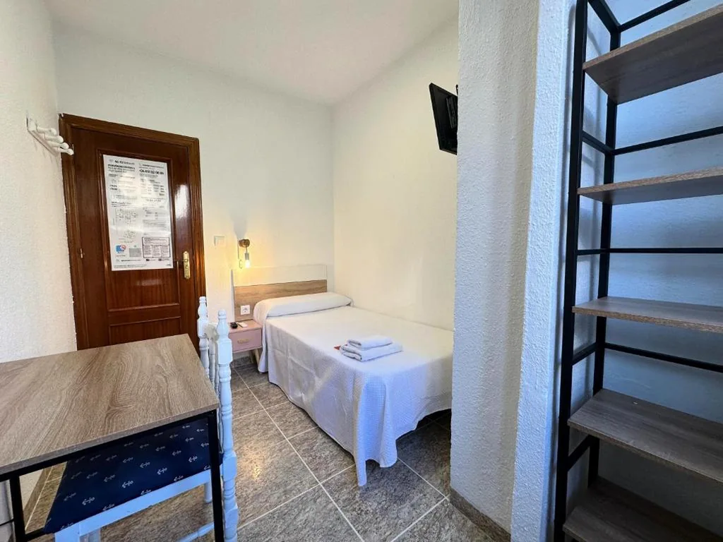 Habitación Individual con baño compartido — Pensión Recogidas
