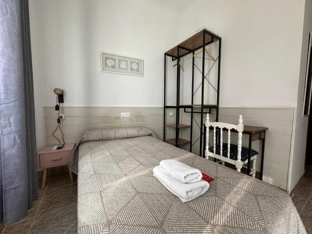 Habitación Individual con baño privado — Pensión Recogidas