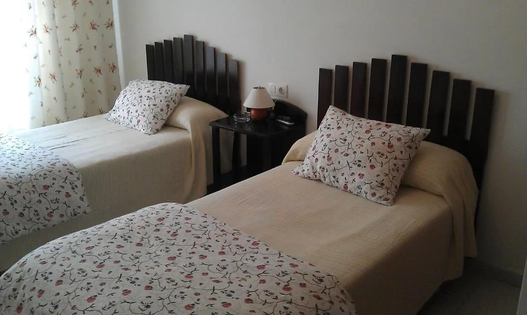 Habitación Doble con baño privado - 2 camas — Pensión Residencia Miñones