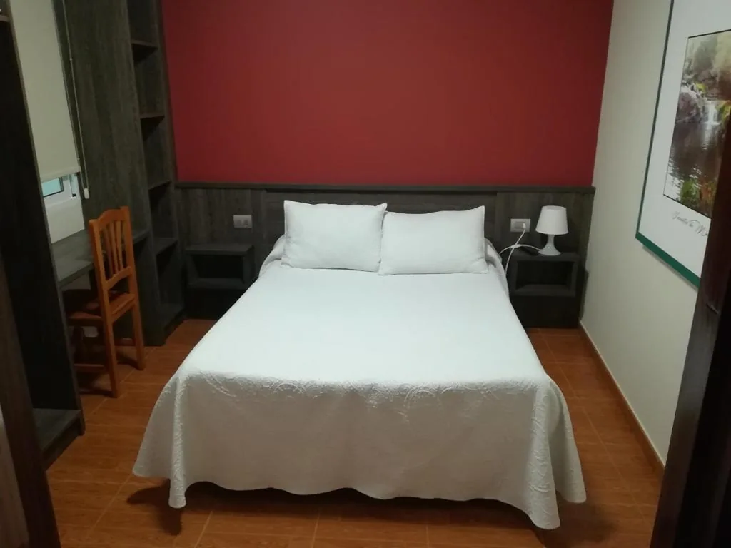 中庭向き専用バスルーム付きダブルルーム — Pensión Restaurante Casa Camiño II
