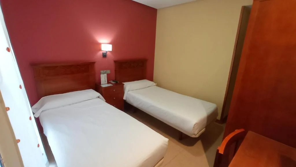 Tweepersoonskamer met balkon - 2 bedden — Pensión Restaurante Casablanca