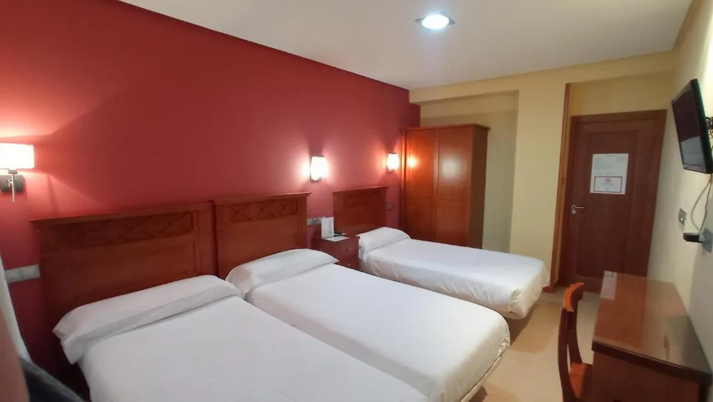 Driepersoonskamer met balkon — Pensión Restaurante Casablanca