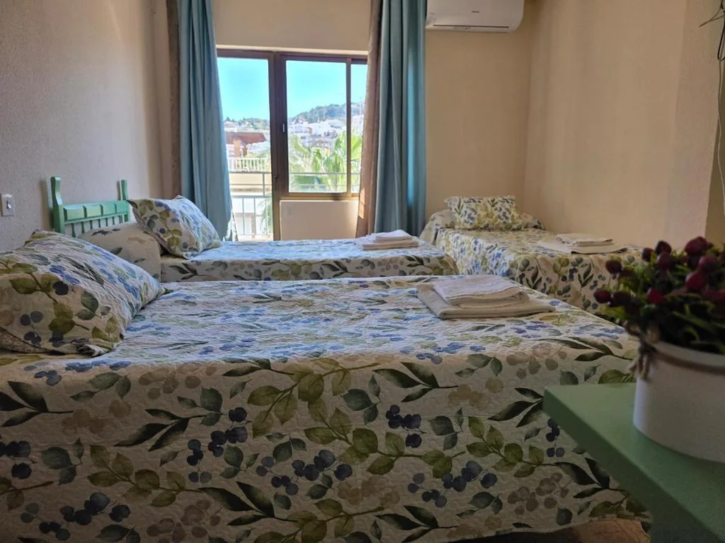 Habitación Triple con balcón — Pensión Restaurante Páramo