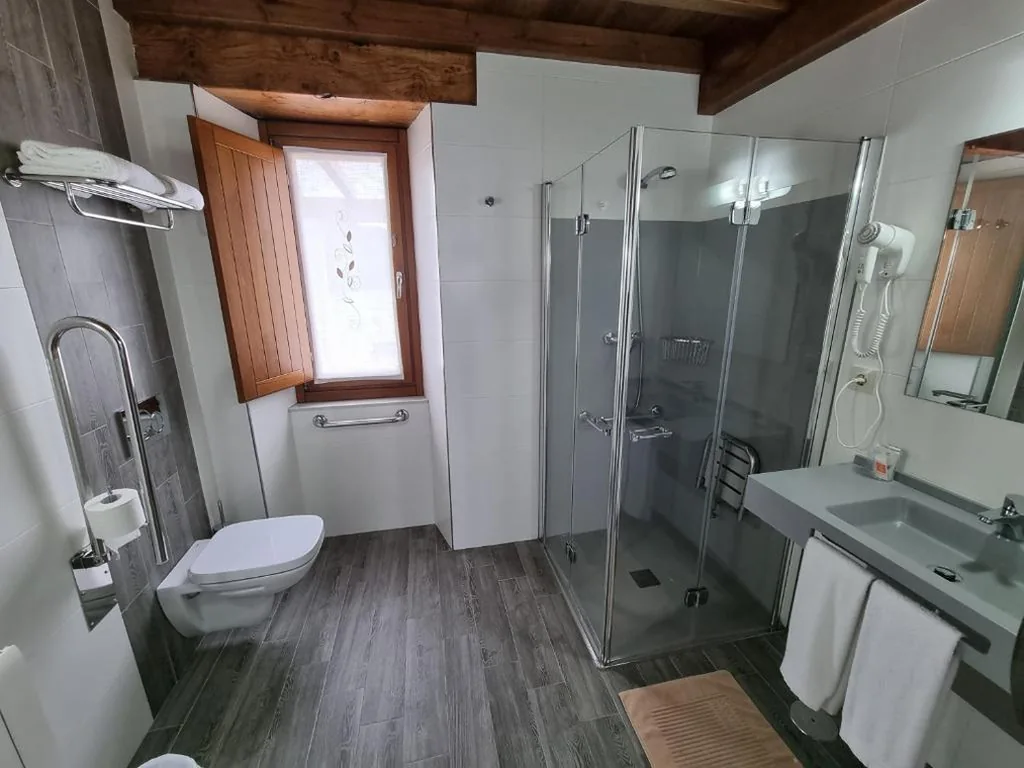 Barrierefreies Doppelzimmer – 2 Betten — Pensión Ribadiso