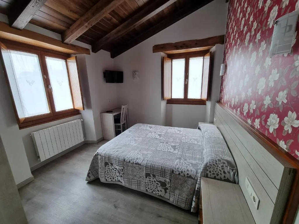 Doppelzimmer mit eigenem Bad — Pensión Ribadiso