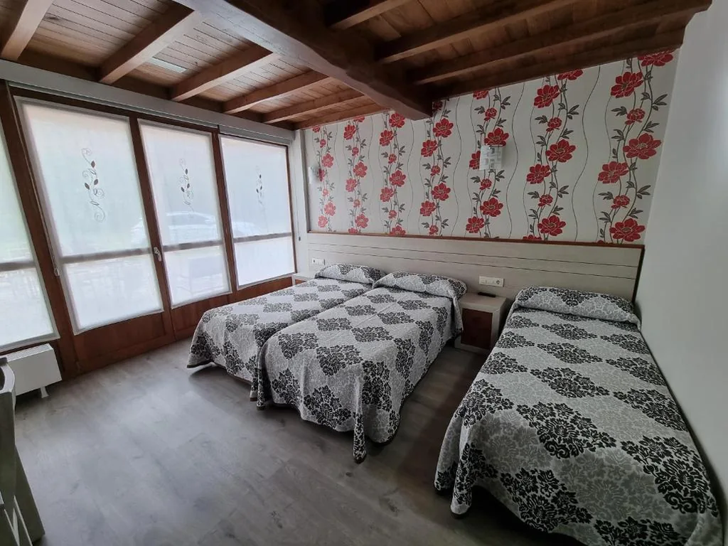 Dreibettzimmer mit eigenem Bad — Pensión Ribadiso