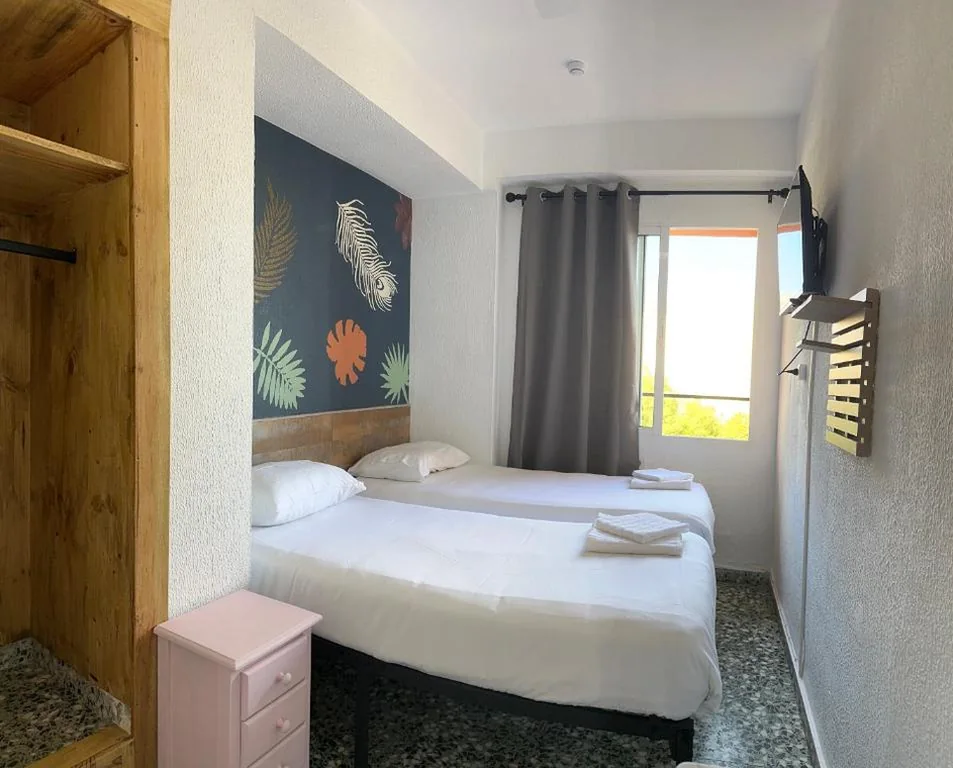 Chambre double avec salle de bains commune - 1 ou 2 lits — Pension RIOKA CALPE