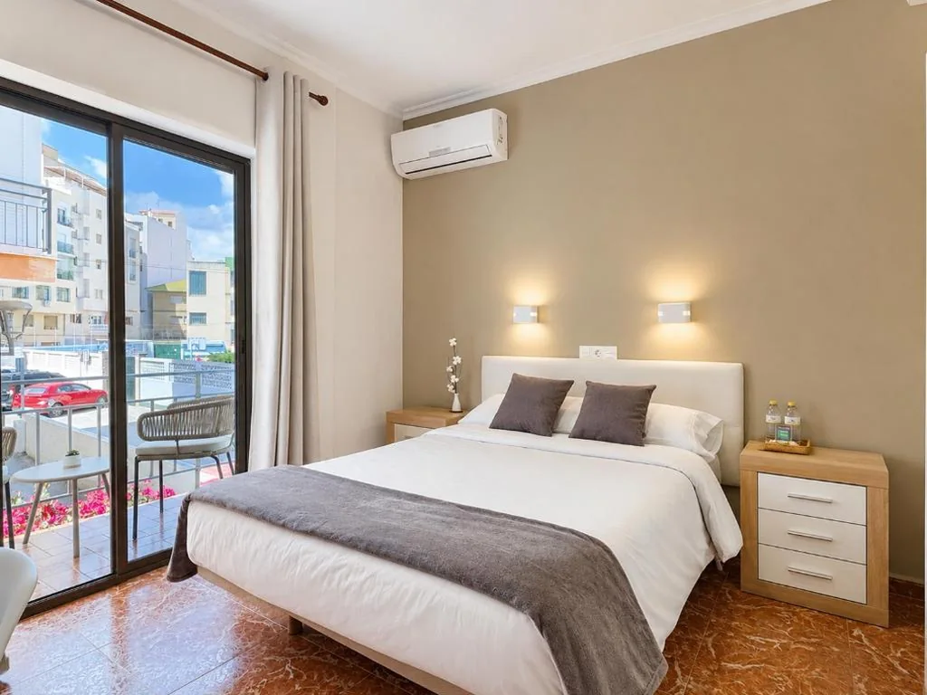 Habitación Doble Estándar con balcón - 1 o 2 camas — Pensión Rocamar