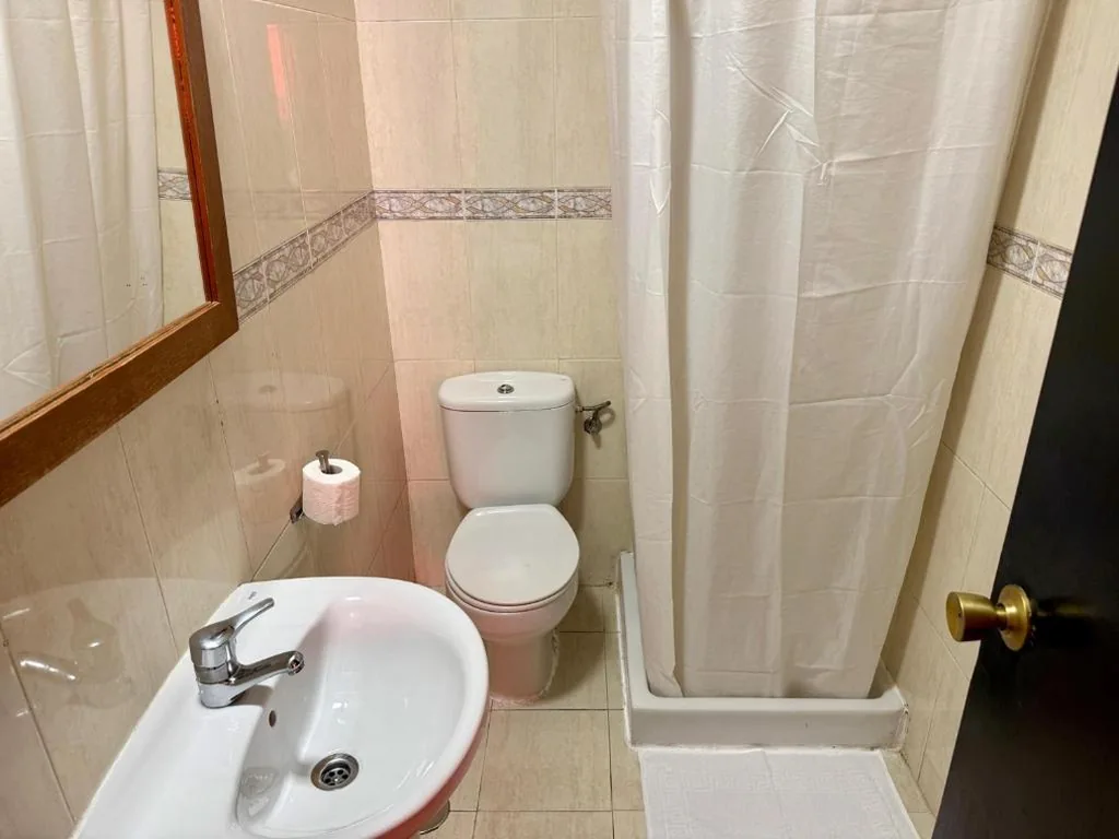 Dreibettzimmer mit eigenem Bad — PENSIÓN ROSA