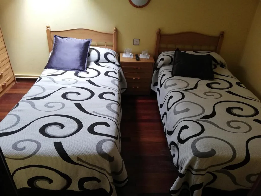 Quarto Duplo com casa de banho privativa - 2 camas — Pensión Rosa