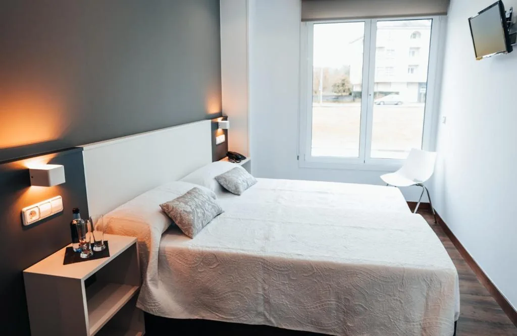 Doppelzimmer mit eigenem Bad – 2 Betten — Pensión Rúa Peregrino