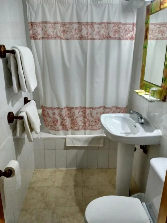 Habitación con cama grande — Pensión Rural Arroyo la Teja