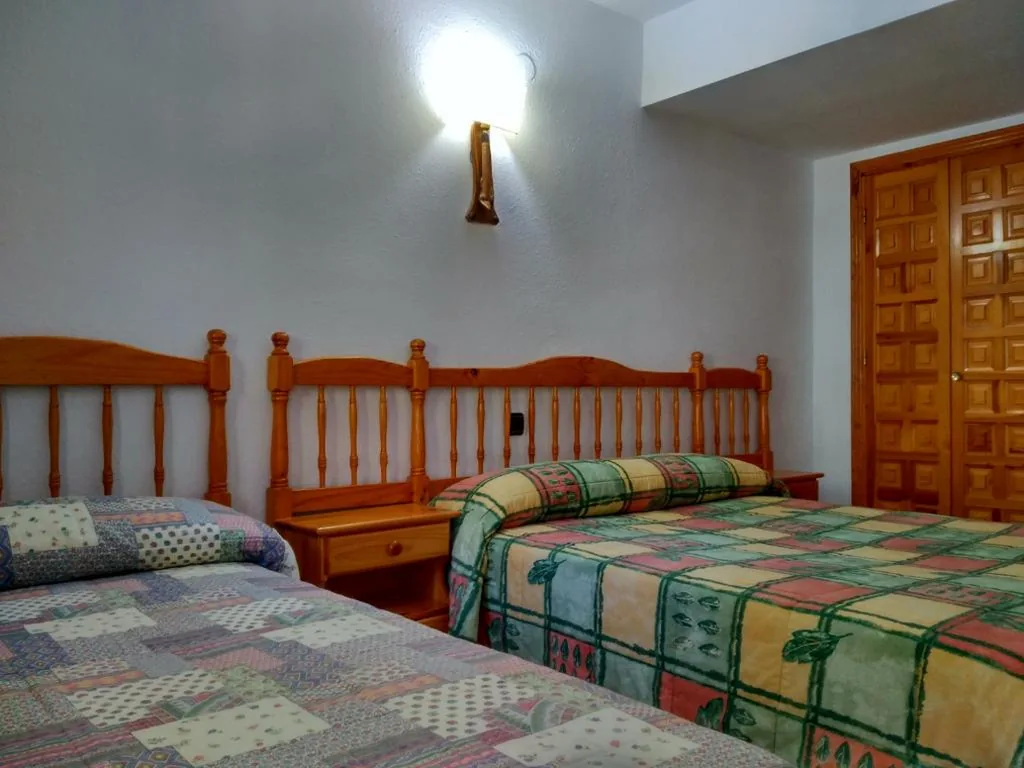 Habitación Triple con balcón — Pensión Rural Arroyo la Teja