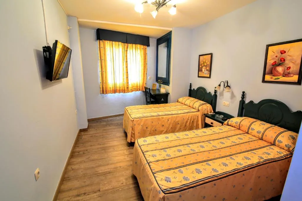 Quarto Duplo com casa de banho privativa - 2 camas — Pension Rural La Fonda