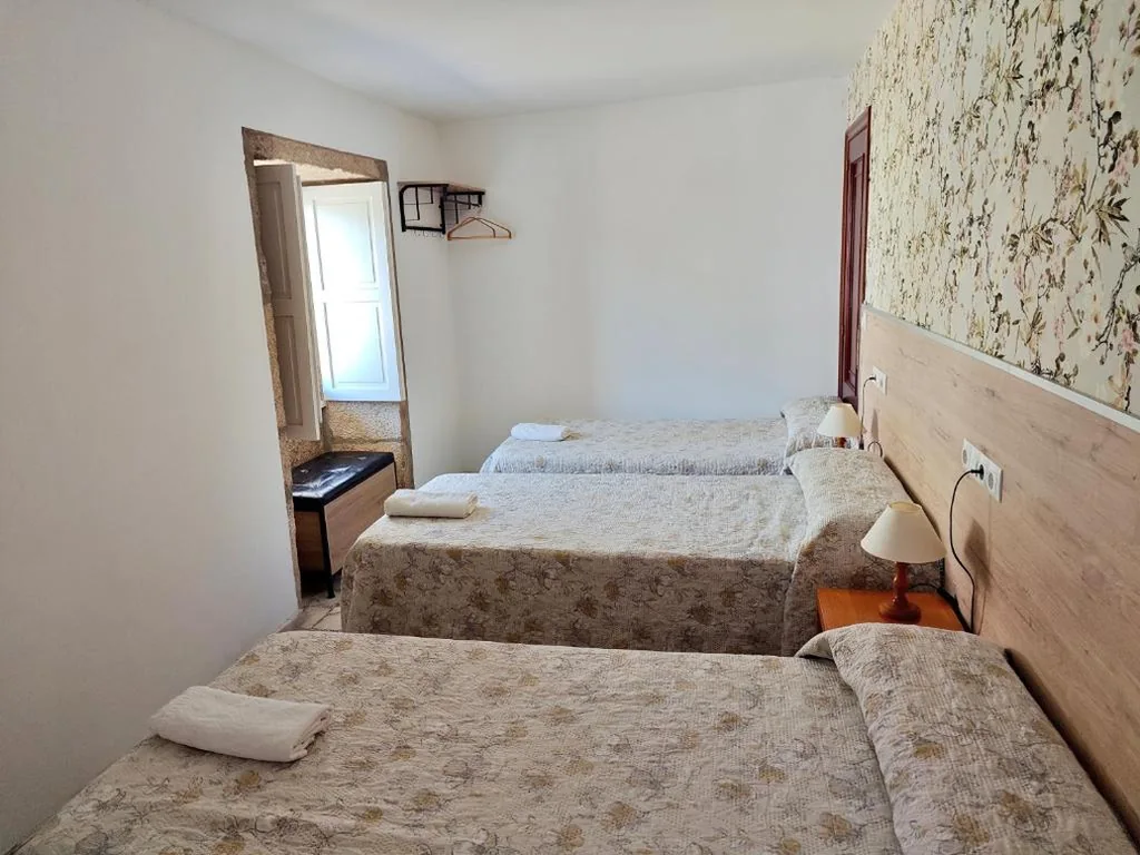 Camera tripla Basic con bagno in comune — Pensión Rural para Peregrinos "AREAL"