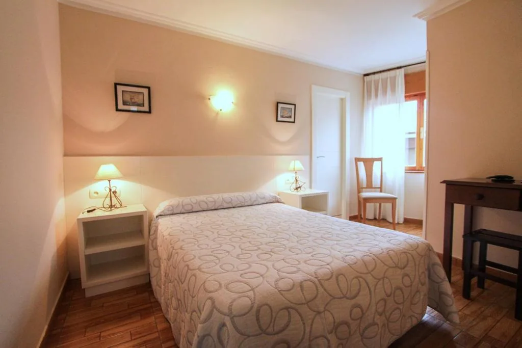 Habitación Doble con baño privado - 1 o 2 camas — Pensión San Jorge