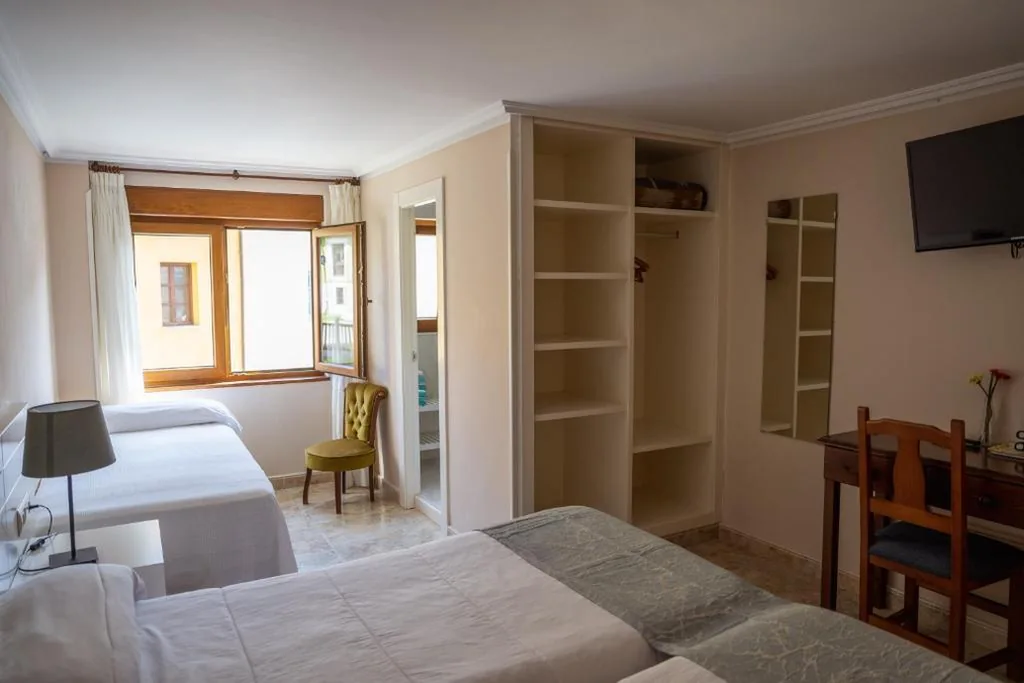 Habitación Triple con baño privado — Pensión San Jorge