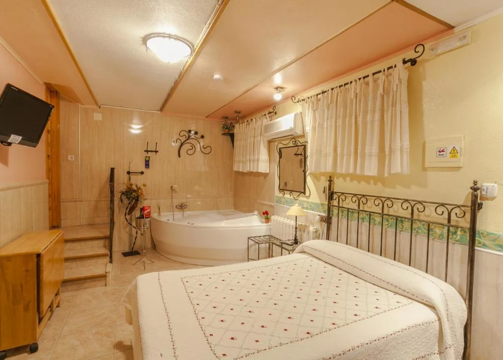 Superior Double Room with Bathtub - Romantic Studio  ( Free Chocolates and Bottle of Sidra ) — Pension San Jose