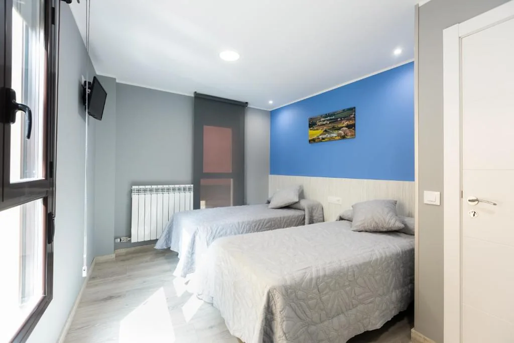 Tweepersoonskamer met gedeelde badkamer - 2 bedden — Pensión San Lorenzo 2