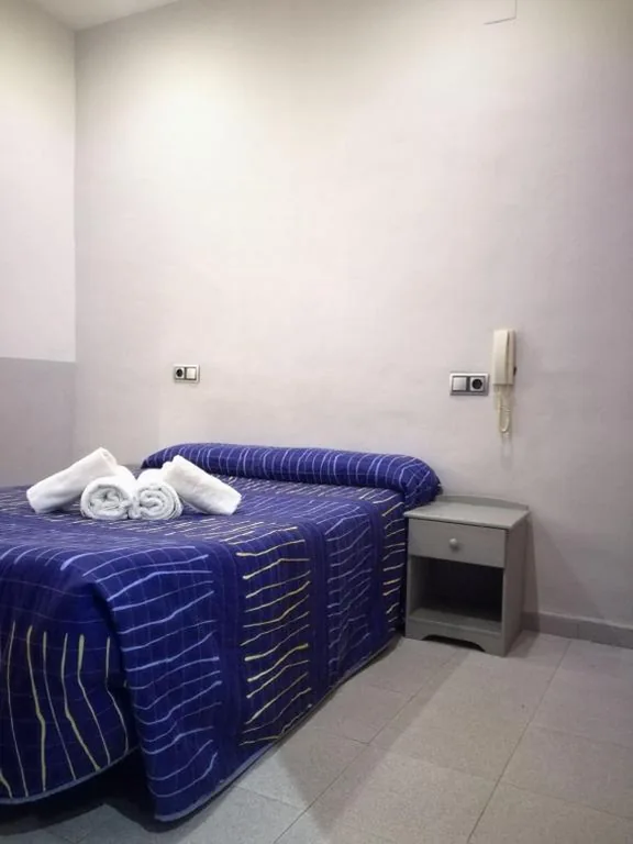 Habitación Doble básica con baño compartido y ducha privada — Pensión San Ramón