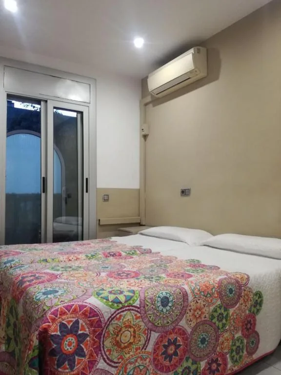 Habitación Doble Básica con baño privado — Pensión San Ramón