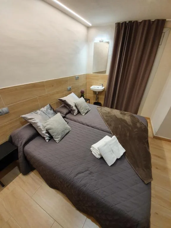 Habitación Doble con baño compartido - 2 camas — Pensión San Ramón