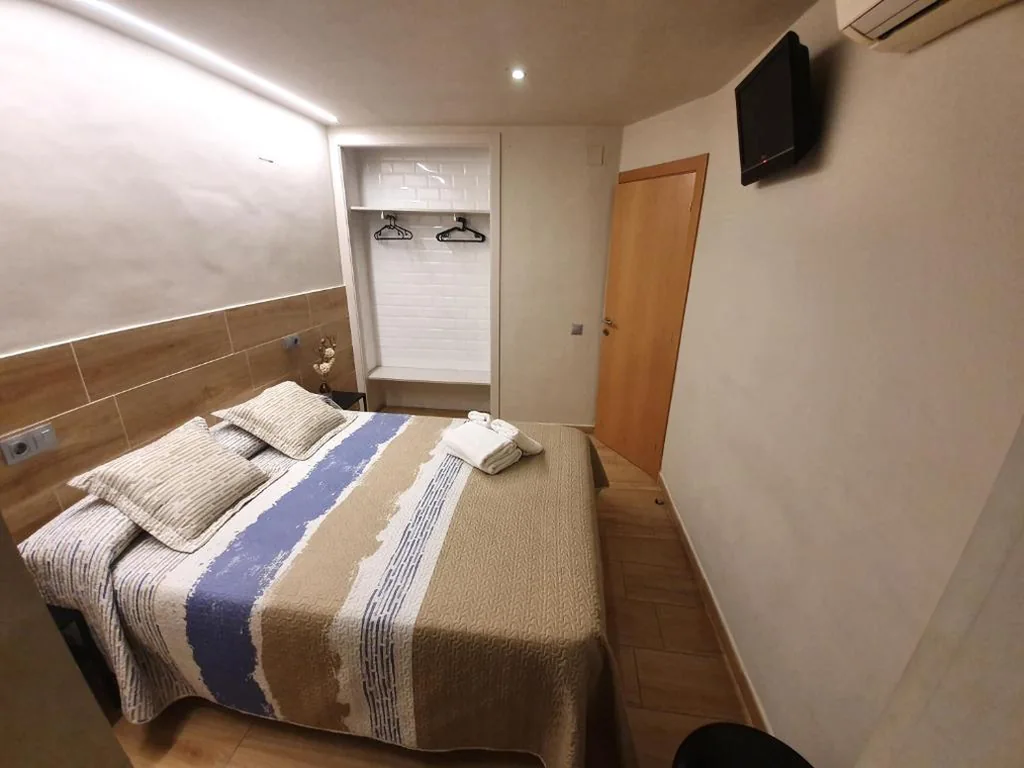 Habitación doble con baño compartido y ducha privada — Pensión San Ramón