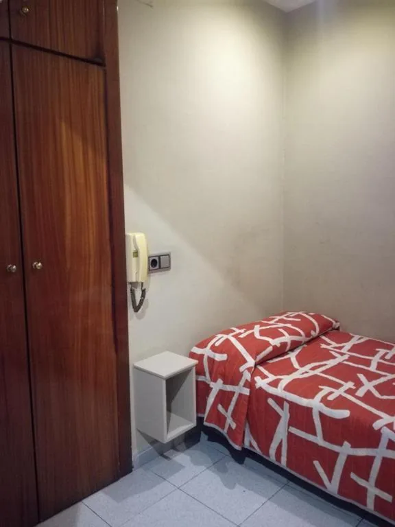Habitación individual básica con baño compartido — Pensión San Ramón