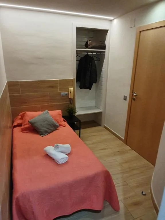 Habitación Individual con baño compartido — Pensión San Ramón