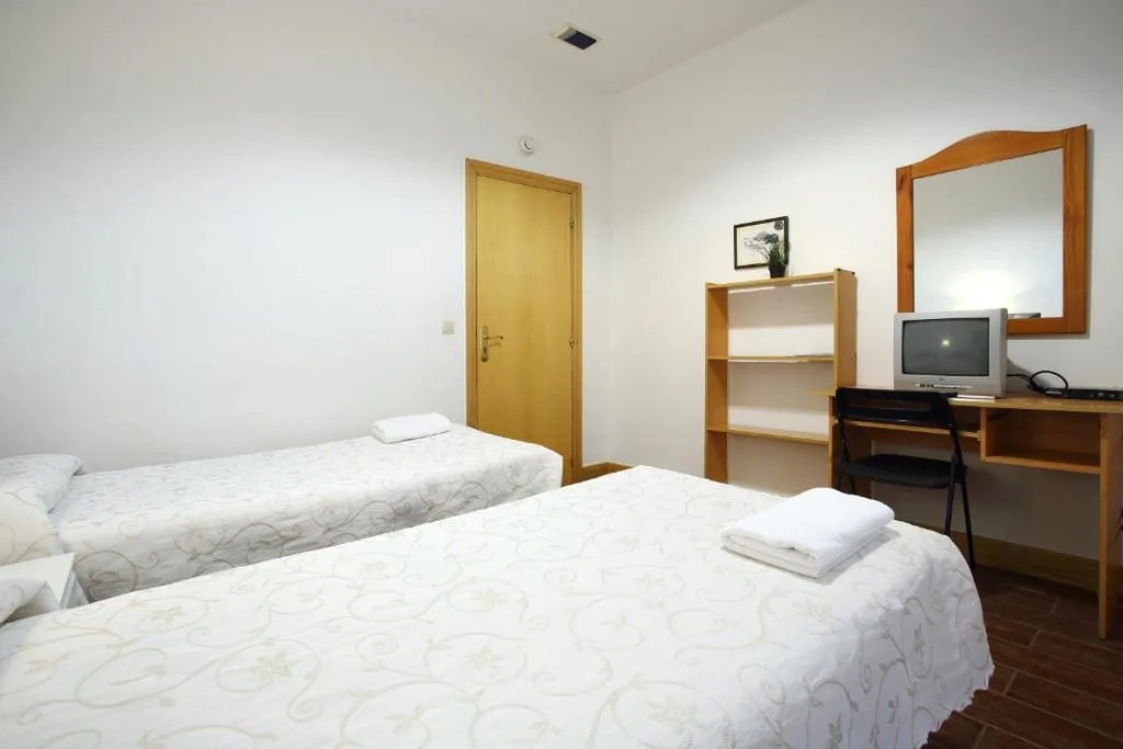 Tweepersoonskamer met extra bed en gedeelde badkamer - 2 bedden — Pensión San Telmo / San Juan