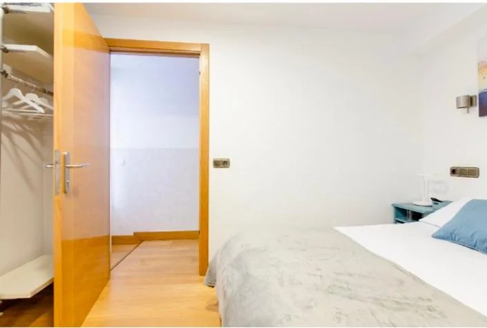 Tweepersoonskamer met eigen badkamer buiten de kamer — Pensión San Vicente