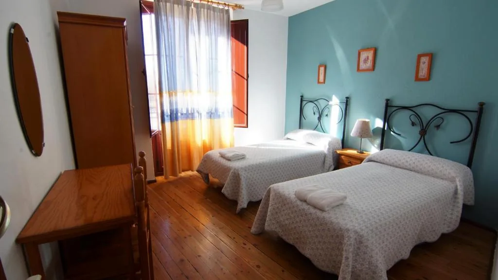 Habitación Doble con baño compartido - 2 camas — Pensión Sandoval by gaiarooms