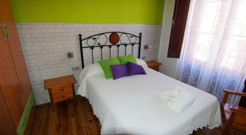 Habitación Doble con baño compartido — Pensión Sandoval by gaiarooms