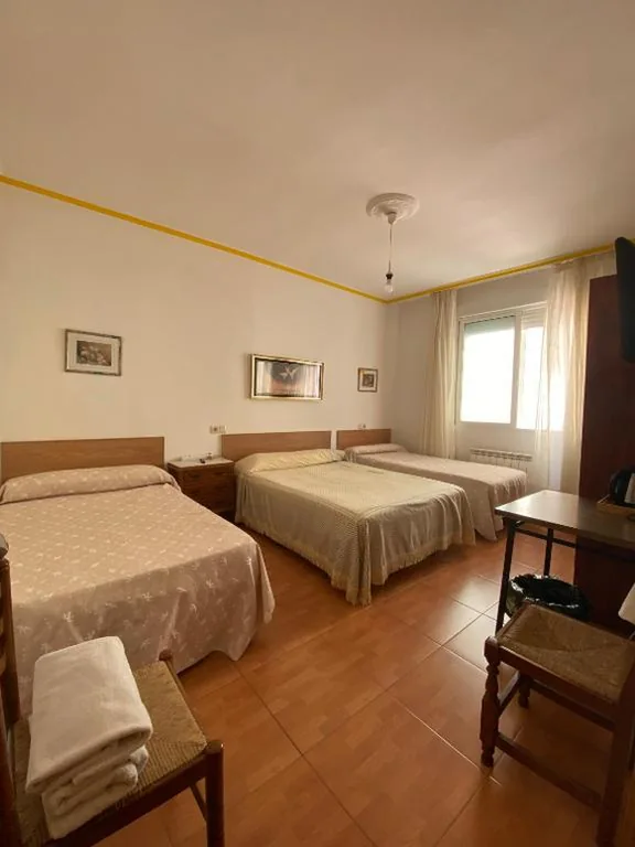 Habitación Cuádruple con baño compartido — PENSIÓN SANTA CLARA