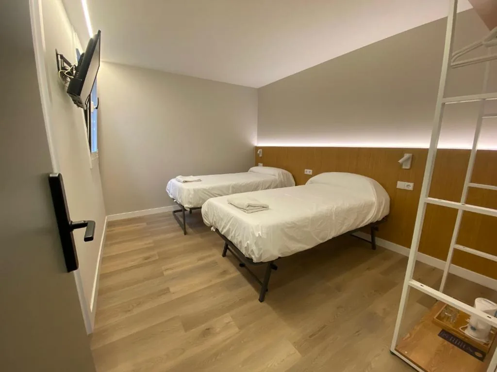 Habitación Doble con baño privado - 2 camas — PENSIÓN SANTA CLARA