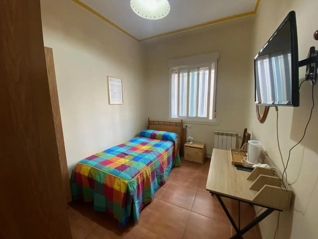 Habitación Individual con baño compartido — PENSIÓN SANTA CLARA