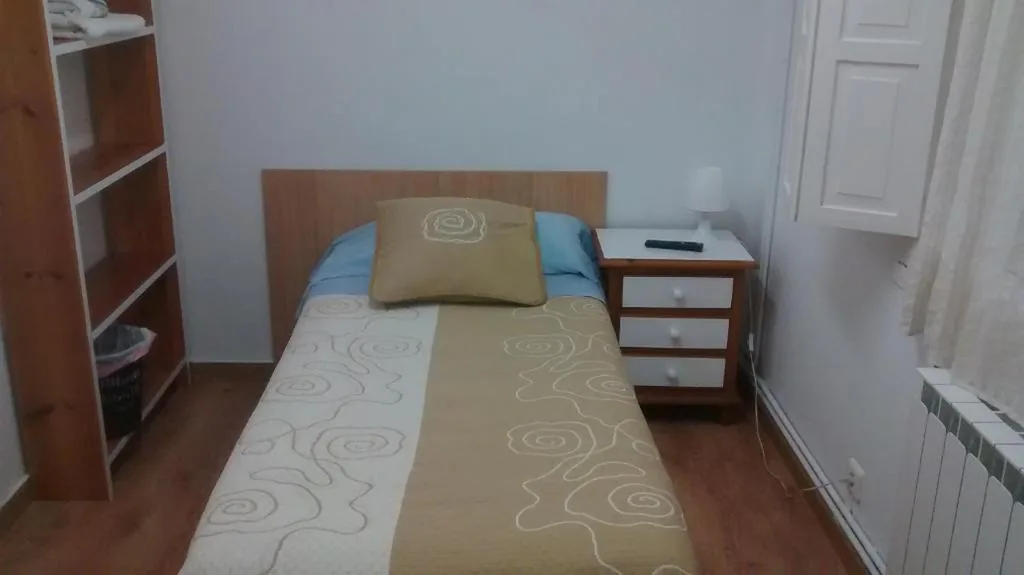 Single Room with Shared Bathroom — Pension Santa Rita