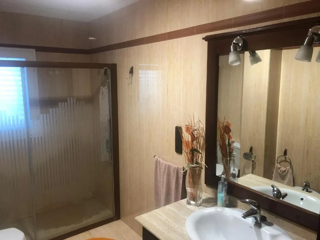 Zimmer mit großem Bett und Balkon — Pensión Santa Teresa