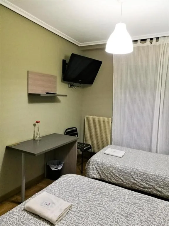 Doppelzimmer mit externem eigenem Bad – 2 Betten — Pensión Santiago