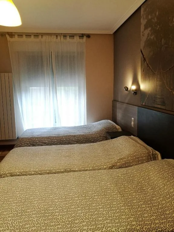 Dreibettzimmer mit Bad — Pensión Santiago
