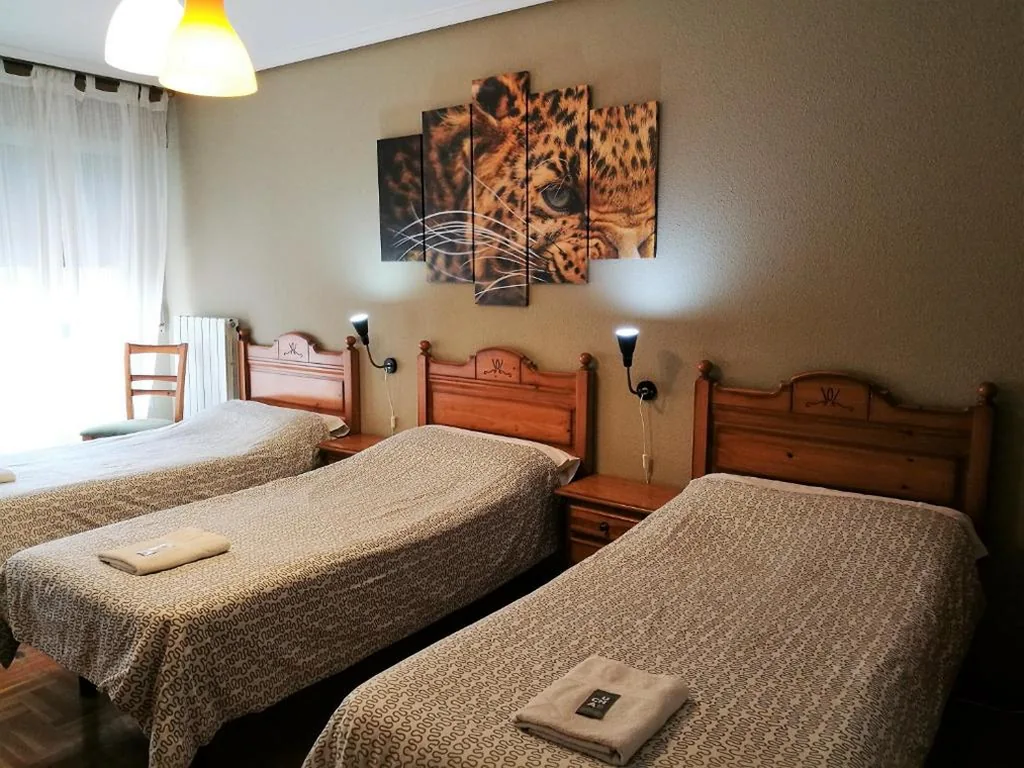 Dreibettzimmer mit externem eigenem Bad — Pensión Santiago