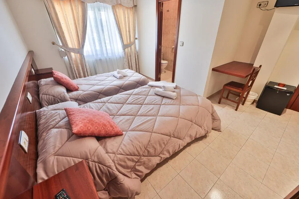 Doppelzimmer mit eigenem Bad – 2 Betten — Pension Santos
