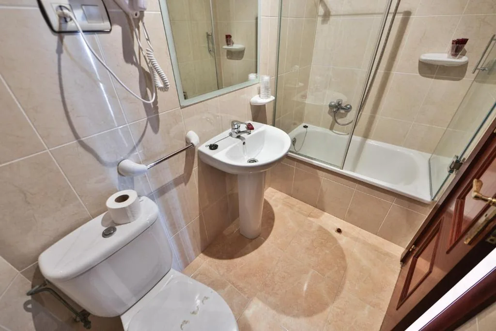 Dreibettzimmer mit eigenem Bad — Pension Santos