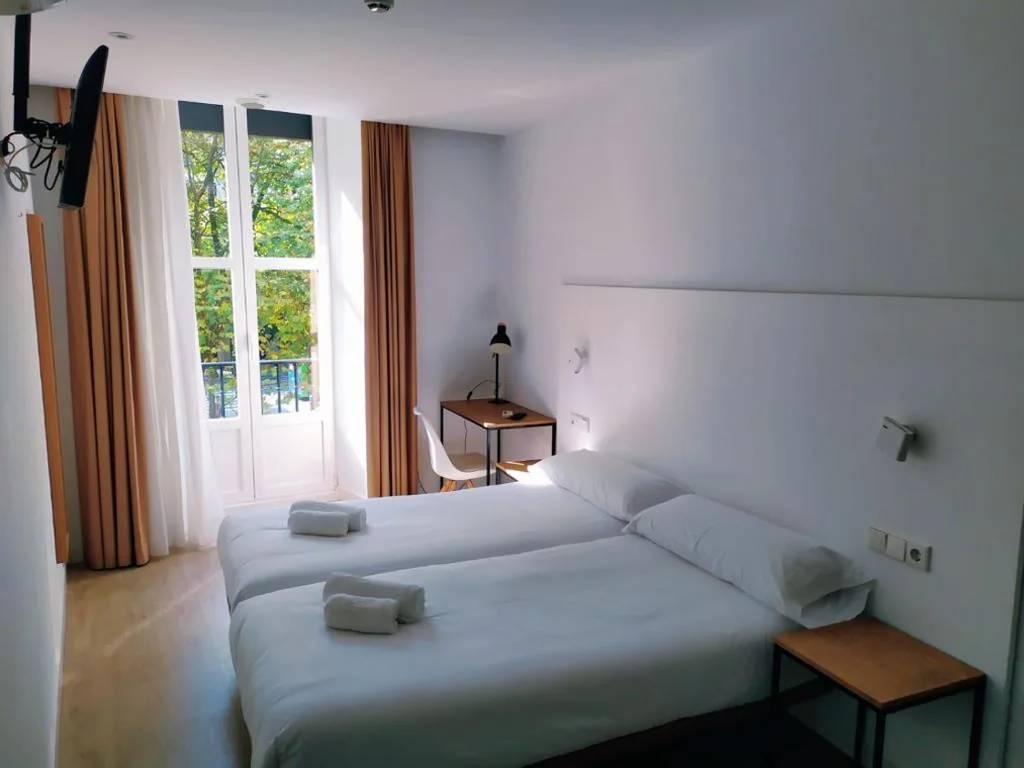 Habitación Doble con balcón - 2 camas — Pensión Sarriegi