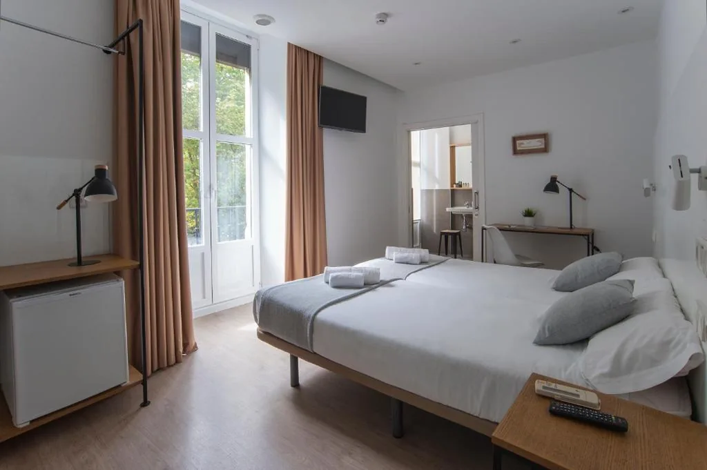 Habitación Doble Deluxe con balcón - 1 o 2 camas — Pensión Sarriegi